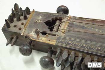 Old Sarangi made in Tun wood - needs restoration - Wood in perfect condition